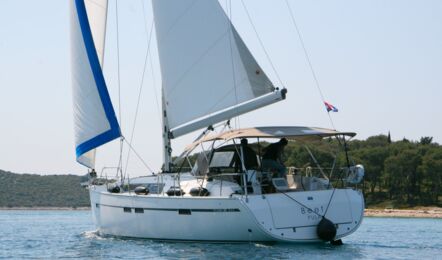 Backbord Heck Aussenaufnahme der Bavaria cruiser 46 "Beef" in Pula in Kroatien