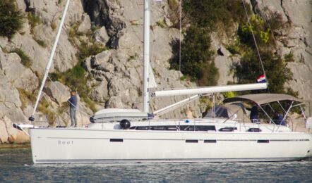 Backbord Aussenaufnahme der Bavaria cruiser 46 "Beef" in Pula in Kroatien