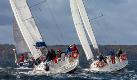 Heck Aussenaufnahme der Beneteau Cyclades 43 "Fix" in Heiligenhafen