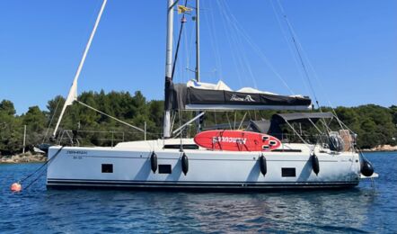 Backbord Aussenaufnahme der Hanse 418 "seahawk" in Punat in Kroatien