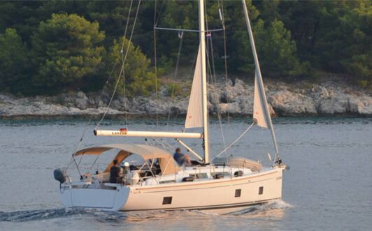 Steuerbord Heckaufnahme der Hanse 418 Laysan in Rogoznica in Kroatien