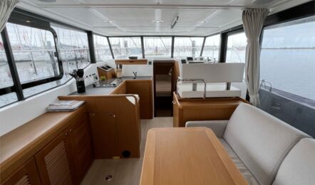 Salon Innenaufnahme der Beneteau Swift Trawler 35 "Bodhi" in Heiligenhafen