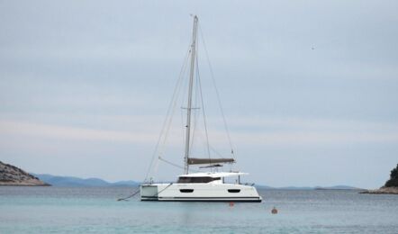 Backbord Aussenaufnahme vor Anker eines Katamarans Lucia 40 in Rogoznica in Kroatien