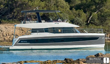 Steuerbord Aussenaufnahme einer Fountaine Pajot MY6 in Palma auf Mallorca