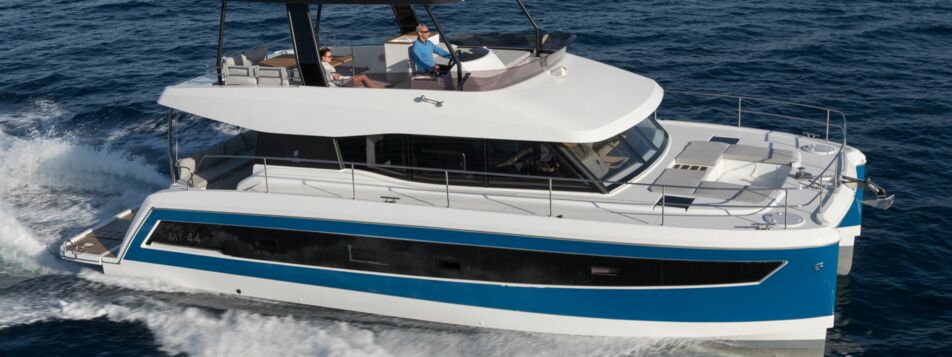 Steuerbord Aussenaufnahme einer Fountaine Pajot MY6 in Palma auf Mallorca