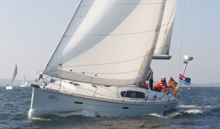 Bug Backbord Aussenaufnahme der Oceanis 43 "Andrea" in Heiligenhafen