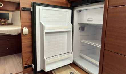 Kühlschrank Innenaufnahme der Sirius 35DS "Canicula" in Heiligenhafen