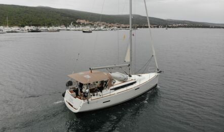 Heck Steuerbord Aussenaufnahme der Sun Odyssey 389 "Sissi" in Punat in Kroatien
