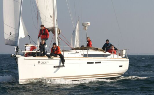 Backbord Bugansicht der Sun Odyssey 409 Rocky in Flensburg