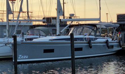 Backbord Aussenaufnahme der Bavaria C42 "Zazu" in Heiligenhafen