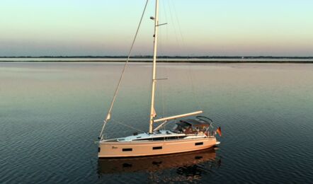 Backbord Aussenaufnahme der Bavaria C42 "Zazu" in Heiligenhafen