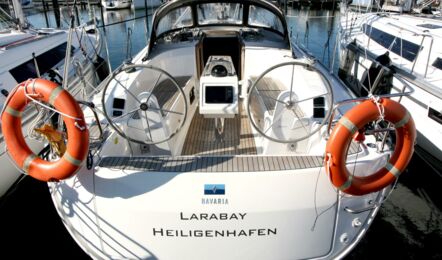 Heckansicht mit Steuerräder und Cockpit am Steg der Bavaria cruiser 34 Larabay in Heiligenhafen