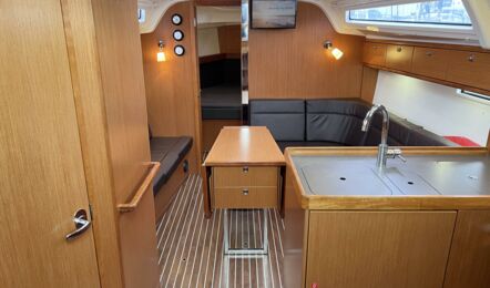 Salon und Pantry Innenaufnahme der Bavaria cruiser 37 "Finnyocean" in Heiligenhafen