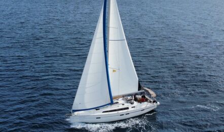 Backbord Deck Aussenaufnahme der Bavaria cruiser 46 "Beef" in Pula in Kroatien