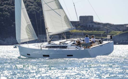 Backbordansicht eine Dufour 430 von 1. Klasse Yachten in Fahrt unter Segeln