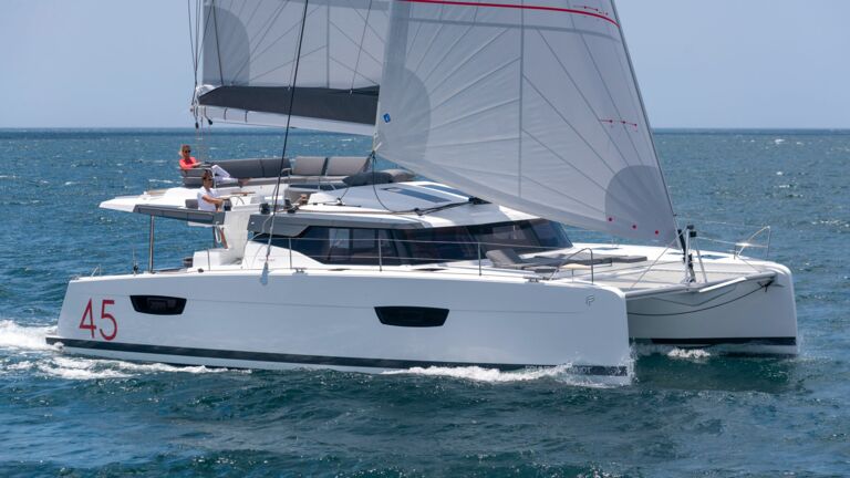 Steuerbord Aussenaufnahme eines Elba 45 Katamarans von Fountaine Pajot