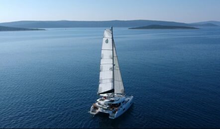 Steuerbord Heckaufnahme aus der Luft unter Segeln des Katamaran Lagoon 42.3 Titus in Rogoznica in Kroatien