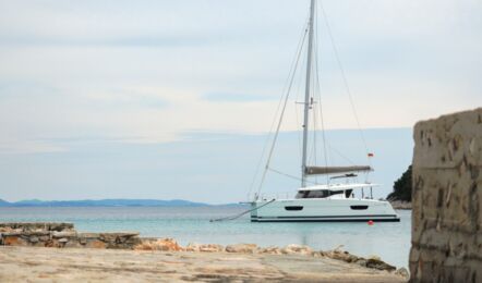 Backbord Aussenaufnahme vor Anker eines Katamarans Lucia 40 in Rogoznica in Kroatien