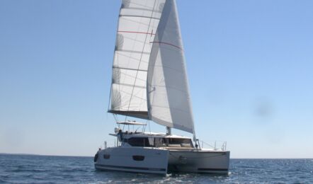 Steuerbord Bugaufnahme unter Segeln des Katamarans Lucia 40 Luna Rossa 2 in Pula in Kroatien