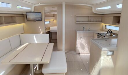 Salon Innenaufnahme der Oceanis 40.1 "Raya" in Heiligenhafen