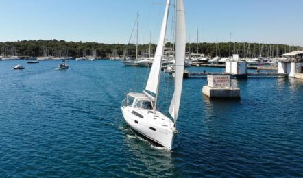 Steuerbord Bugaufnahme aus der Luft der Oceanis 41.1 Pauline in Pula in Kroatien