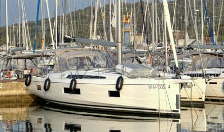 Bug Steuerbord Aussenaufnahme der Oceanis 51.1 "Obelix" in Pula in Kroatien