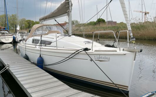 Steuerbord Aussenaufnahme der Sun Odyssey 30i "Lightning" in Barth