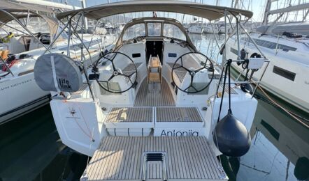 Heckaufnahme mit Cockpit der Sun Odyssey 349.2 "Antonija" in Punat in Kroatien