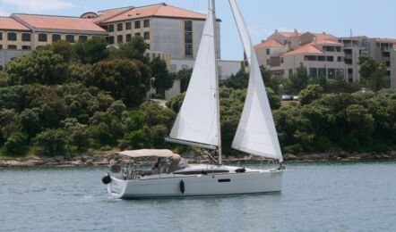 Steuerbord Aussenaufnahme der Sun Odyssey 349.2 "Marie" in Pula in Kroatien