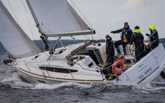 Backbord Heckansicht unter Segel der Sun Odyssey 349 Sam in Flensburg