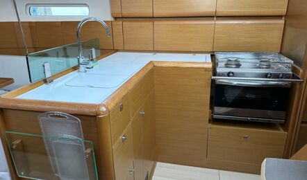 Pantry Innenaufnahme der Sun Odyssey 389.2 "Tara" in Punat in Kroatien