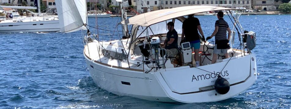 Heckaufnahme unter Segeln der Sun Odyssey 389 Amadeus in Rogoznica in Kroatien