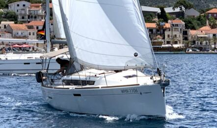 Steuerbord Bugaufnahme unter Segel der Sun Odyssey 389 Amadeus in Rogoznica in Kroatien