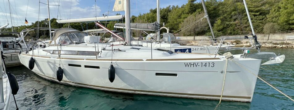 Steuerbord Aussenaufnahme der Sun Odyssey 409 "Veterano" in Rogoznica in Kroatien