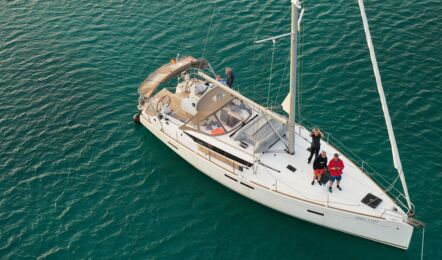 Steuerbord Luftaufnahme Bug vom Deck der Sun Odyssey 479 Anna in Rogoznica in Kroatien