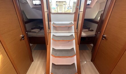 Salon Innenaufnahme der Sun Odyssey 519 "Alea" in Can Pastilla auf Mallorca