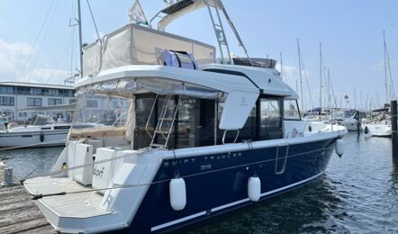 Steuerbord Aussenaufnahme der Beneteau Swift Trawler 35 "Bodhi" in Heiligenhafen