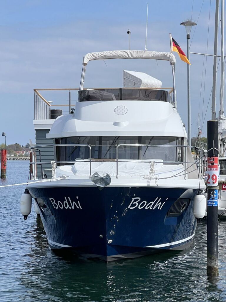 Bug Aussenaufnahme der Beneteau Swift Trawler 35 "Bodhi" in Heiligenhafen