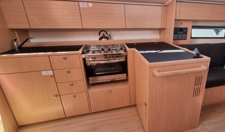 Pantry Innenaufnahme der Bavaria C42 "Zazu" in Heiligenhafen