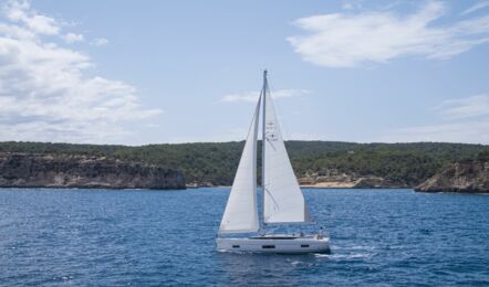 Backbord Aussenaufnahme der Bavaria C45 "Whisper" in Palma auf Mallorca