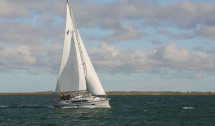 Steuerbord Aussenaufnahme der Bavaria cruiser 37 "Finnyocean" in Heiligenhafen