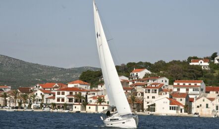 Steuerbord Bugaufnahme unter Segeln in Schräglage der Bavaria Cruiser 41 Maestral in Rogoznica in Kroatien