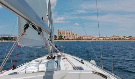 Deck Aussenaufnahme der Bavaria cruiser 45 "Eva" in Palma auf Mallorca