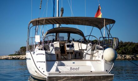 Heck Aussenaufnahme der Bavaria cruiser 46 "Beef" in Pula in Kroatien