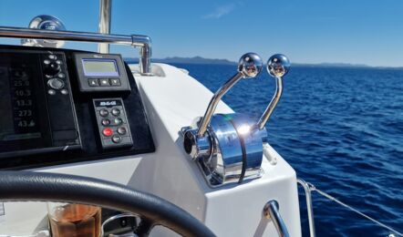 Steuerstand Instrumente Aussenaufnahme des Katamarans Lagoon 40 "Vaiana" in Puant in Kroatien
