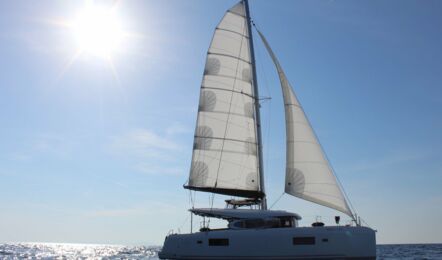 Steuerbord Aussenaufnahme des Katamarans Lagoon 42.3 "Dream of Liberty" in Rogoznica in Kroatien