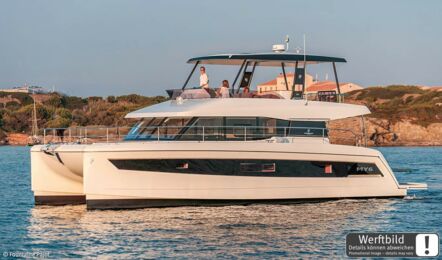 Backbord Aussenaufnahme einer Fountaine Pajot MY6 in Palma auf Mallorca