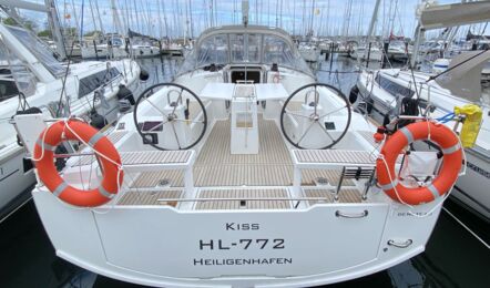 Heck mit Badeplattform Aussenaufnahme der Oceanis 38.1.2 "Kiss" in Heiligenhafen