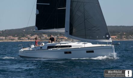 Steuerbord Aussenaufnahme unter Segeln in Fahrt einer Oceanis 38.1 in Pula in Kroatien