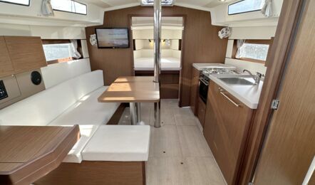 Salon Innenaufnahme der Oceanis 38.1 "Nike" in Barth